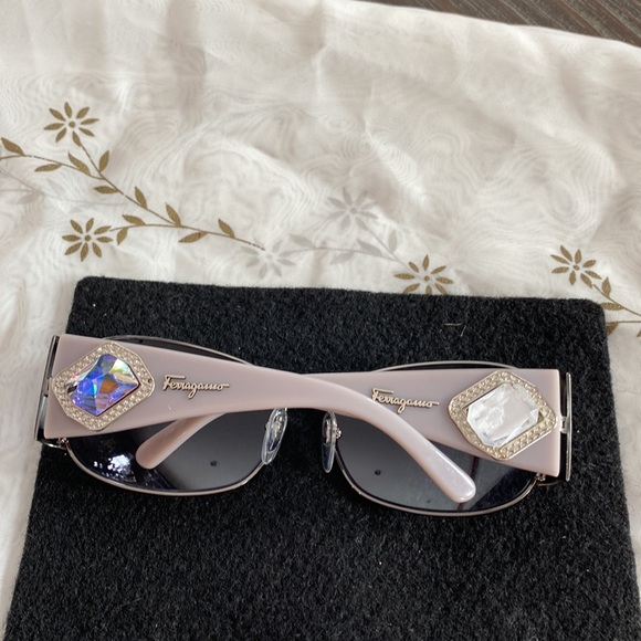 Ladies Salvatore Ferragamo, blinged up sunglasses in light mauve with black lens - Picture 2 of 12